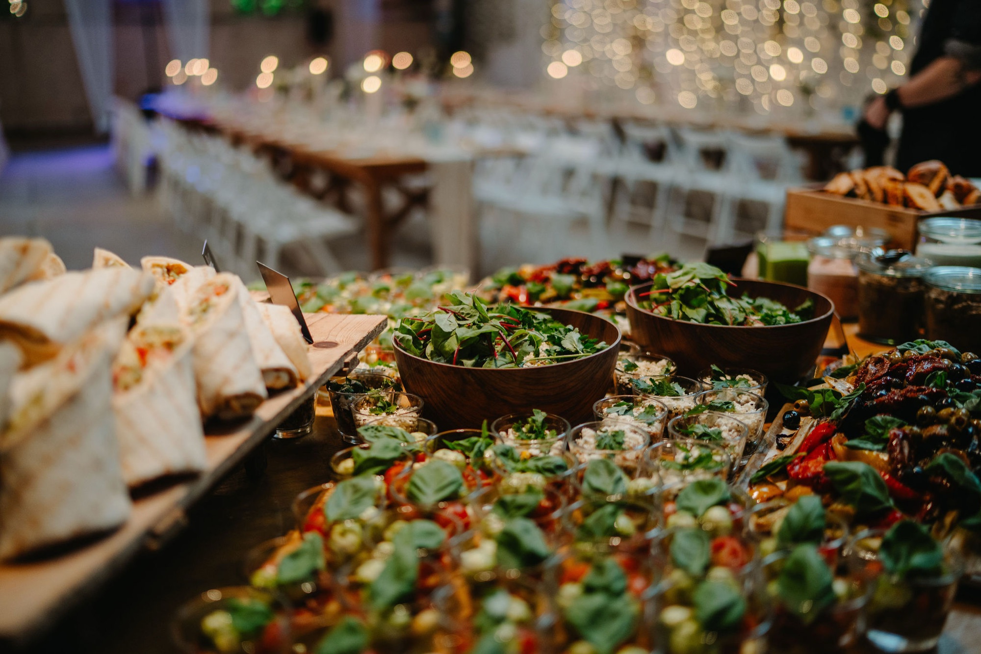 Buffet mit Salaten in der Scheune