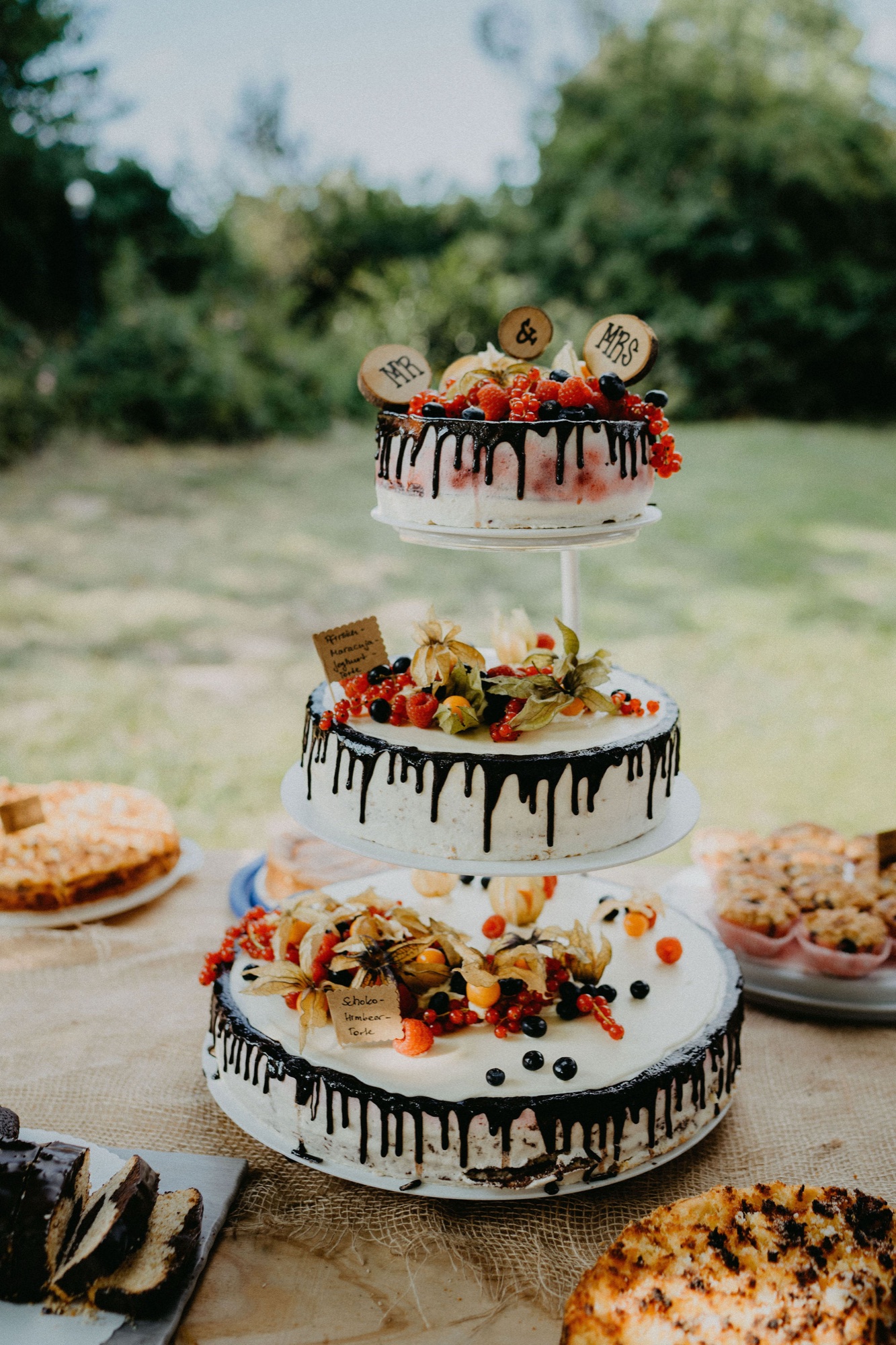 Die Hochzeitstorte mit Beeren